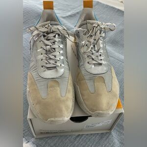 Oncept Brooklyn silver sneakers size 9.5